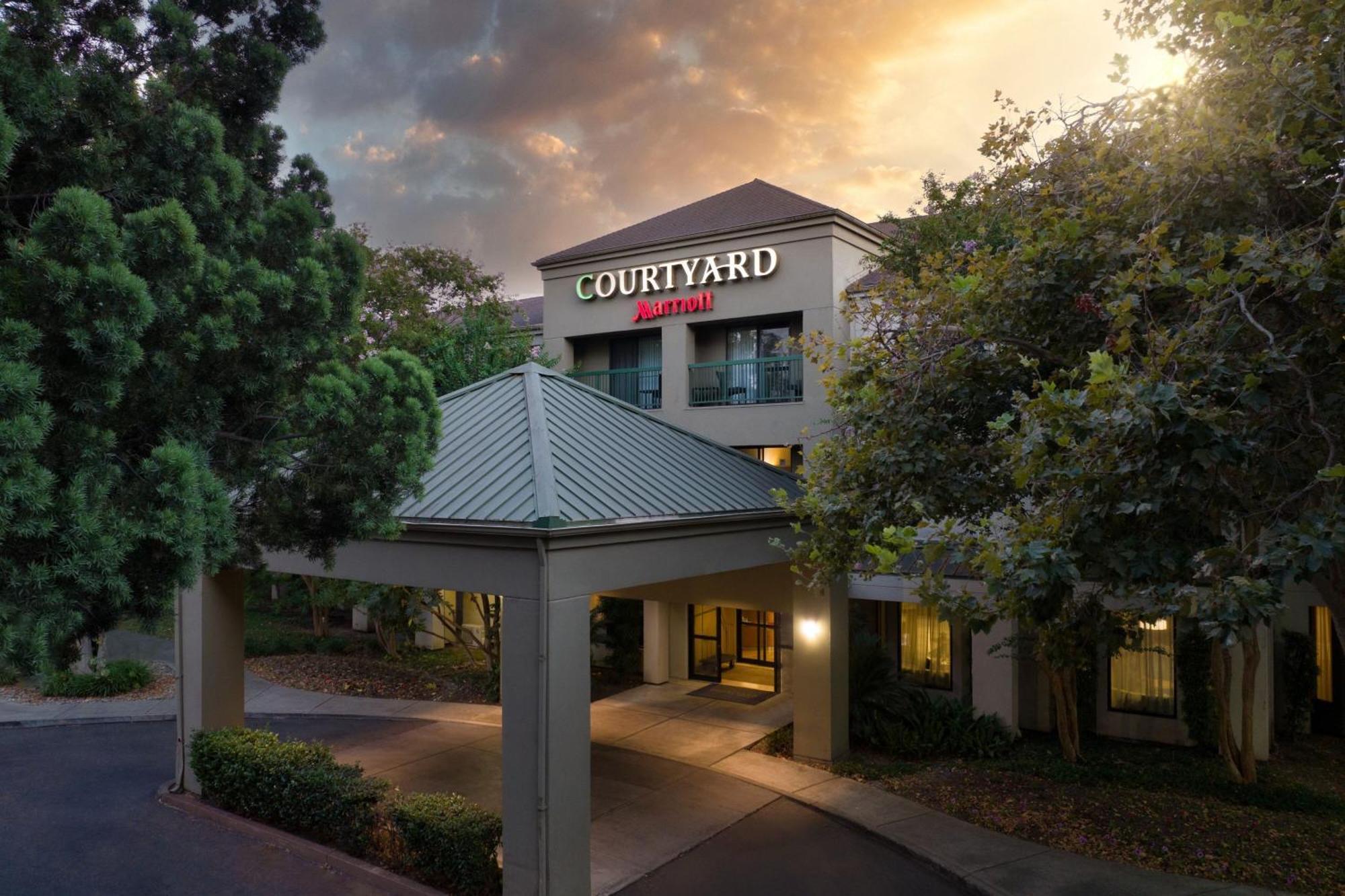 Отель Courtyard By Marriott Стоктон Экстерьер фото